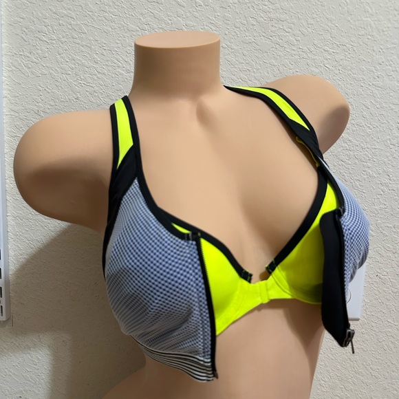 Victoria’s Secret sports bra size 32D - Picture 2 of 8